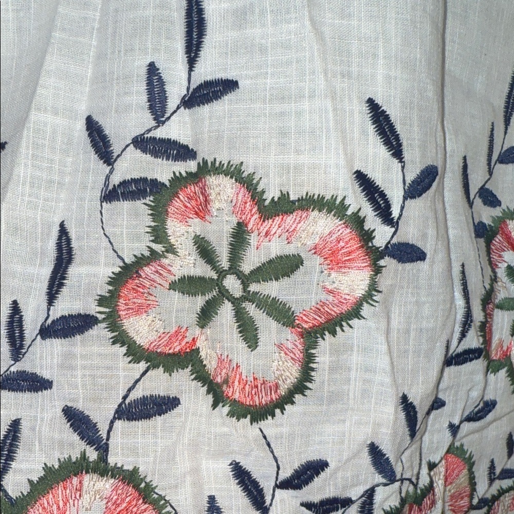 Elegant White Blouse with Floral Embroidery - Picture 4 of 7